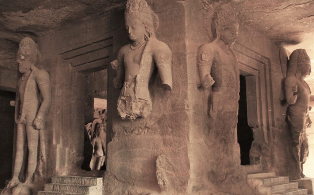 Rashtrakuta's great patrons of Art and architecture, Features of Rashtrakuta's Art,The Kailasha Temple,The Cave Temple